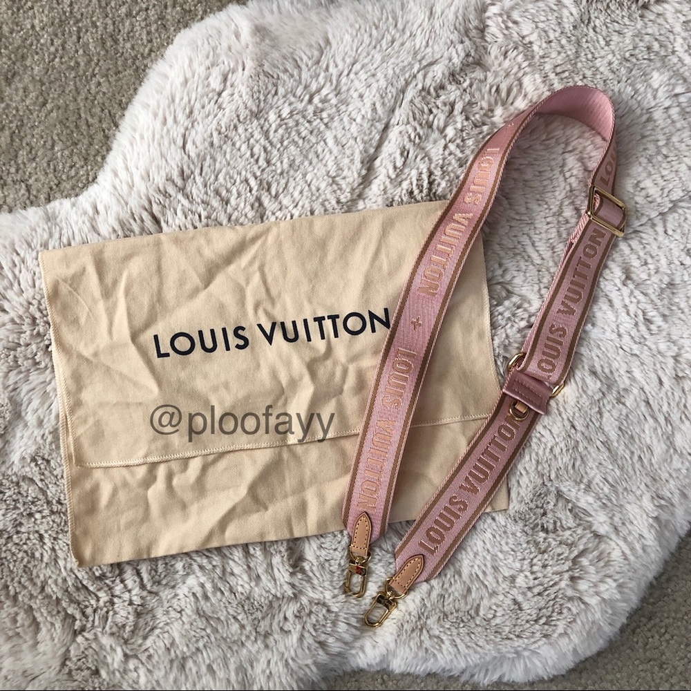 LIKE NEW Louis vuitton rose clair strap🌸